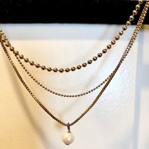 Three layered gold necklace w/ pearl!
